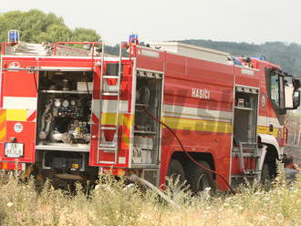Požiar lesa pri Nesluši už hasiči likvidujú: Evakuácia 30 ľudí z horiaceho vchodu v Prešove