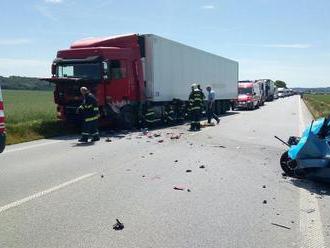 FOTO Tragická nehoda pri Trnave: Čelný náraz s kamiónom, vodička nemala šancu