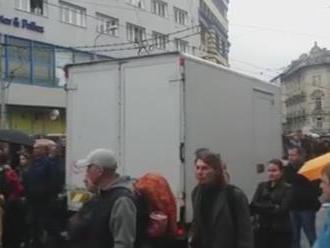 VIDEO Obrovské zlyhanie polície: Tisíce ľudí na protikorupčnom pochode v Bratislave v ohrození