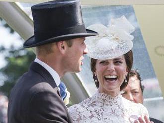 FOTO: Kate Middletonová si bláznivý klobúk dať nemôže. Zato iné dámy sa na konských pretekoch odviaz