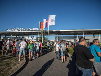 Zamestnanci Volkswagen Slovakia vstúpili do ostrého štrajku
