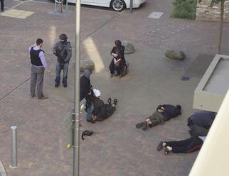FOTO Scotland Yard zatkol 12 podozrivých: Medzi zadržanými sú aj ŽENY!