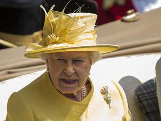 FOTO VNÚTRI Kráľovná Alžbeta II. sa dostala do poriadnych problémov: Za TOTO ju anonym nahlásil polí