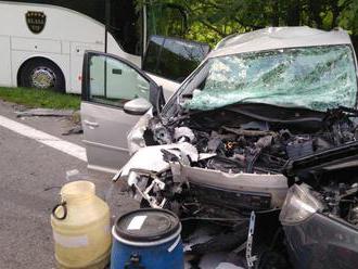 Vážna dopravná nehoda paralyzovala dopravu: Pri Strečne sa zrazili tri autá!