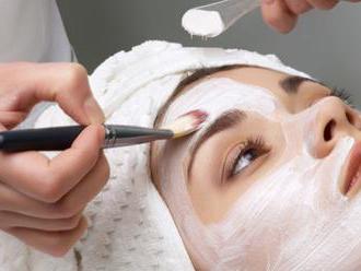 Hĺbkové ošetrenie pleti biokozmetikou, masáž tváre a úprava obočia