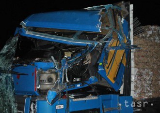 Zrážku autobusu s nákladným autom v Indii neprežilo 22 ľudí