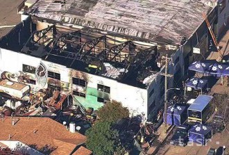 Za vlaňajší požiar skladu v Oaklande s 36 obeťami obžalovali 2 mužov