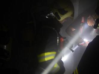 Pražští hasiči cvičili orientaci v zakouřeném prostoru v podzemí skladu logistiky