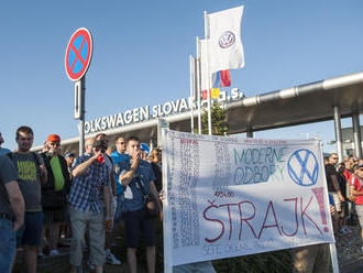 Stávkující Slováci před Volkswagenem ukazují nevídané sebevědomí