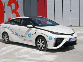 Poprvé za volantem vodíkové Toyoty Mirai. Je tohle budoucnost?