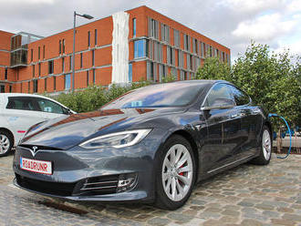 Tesla Model S urazila 900 km na jedno nabití! Skvělý dojezd má ale háček…