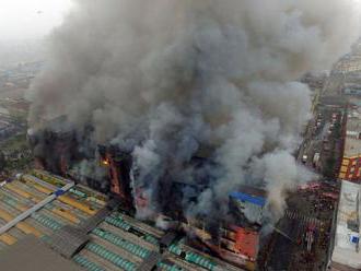 V Peru vyšetřují požár, při kterém zemřeli dva dělníci zamčeni v kontejneru