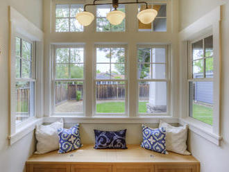 Nádherné prírodné drevo a minimálna údržba – aká je ideálna kombinácia pre vaše okná?