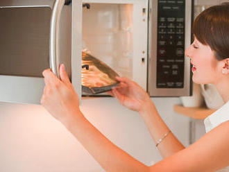 8 tipů, jak vařit v mikrovlnce snadno a rychle. Upečeš v ní koláč i chipsy