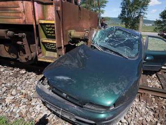 VIDEO: Čo ostalo z auta po zrážke s vlakom na priecestí?