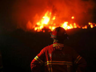 Na Záhorí horí 40 hektárov lesa, požiarnici s ním bojujú už 12 hodín