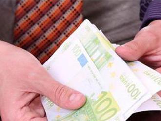 Priemerná hrubá mzda v I. štvrťroku stúpla na 897 eur