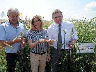 Fotogaléria: Fico bol pozrieť poľnohospodárov, ocenil ich prácu