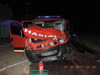 FOTO Pri obci Nesvady sa zrazili dve hasičské autá: Hasič   sa ťažko zranil