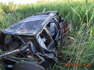 Desivé FOTO tragickej nehody: Michalovčan   nemal v havarovanom vraku šancu prežiť