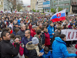 PRÁVE TERAZ Demonštrácie proti korupcii: Po Bratislave vyšli ľudia do ulíc aj v ďalších mestách