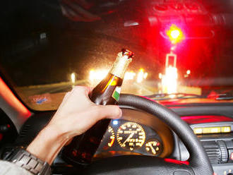 Alkohol opäť úradoval: Vážna nehoda v Jelke skončila zhoreným autom, opilecké vyčíňania v Seredi