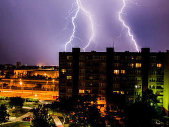 Extrémne búrky sa valia na Slovensko: MAPA rizikových oblastí, bude to drsné!