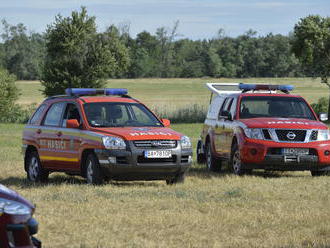 Požiar lesa na Záhorí sa nepodarilo zlikvidovať: Rozsiahla akcia, zasahuje vrtuľník a 200 hasičov