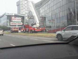 PRÁVE TERAZ Bratislavskí hasiči momentálne zasahujú pri požiari budovy