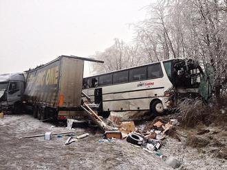 Čelná zrážka autobusu s kamiónom v Brazílii: Najmenej 21 mŕtvych, ďalších 30 sa zranilo