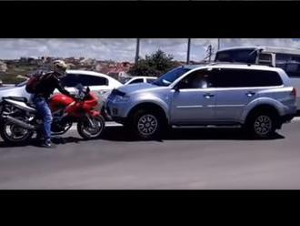 VIDEO Súboj rivalov: Motorkár proti vodičovi SUV. Kto je v práve?