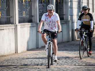 Foto: Prezident Andrej Kiska prišiel do práce na bicykli