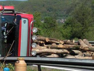 Vodič kamióna naloženého s drevom zišiel mimo cesty, nehodu neprežil 36-ročný spolujazdec