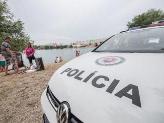 Polícia vyšetruje príčinu úmrtia ženy na jednom z bratislavských jazier