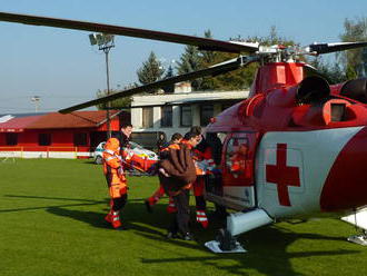 Leteckí záchranári v Medzeve ošetrovali 13-ročného chlapca, zasiahol ho nafukovací hrad