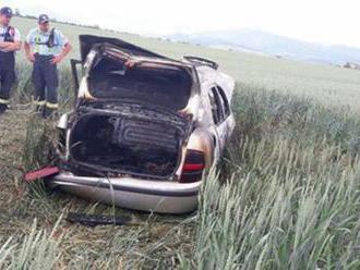 Foto: V poli medzi obcami Očová a Hradná našli zhorené auto, v ktorom bolo zhorené telo