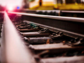 Vlak v Ružomberku zachytil 69-ročnú ženu, zraneniam podľahla