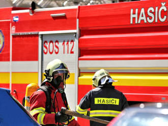V Bratislave na Vajnorskej zasahujú hasiči, horí tam byt
