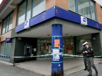 Policajti prehľadávali pobočky VÚB banky, anonym tam nahlásil bombu