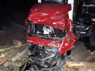 Foto: Vážna nehoda ochromila dopravu na R1, prevrátil sa kamión s drevom