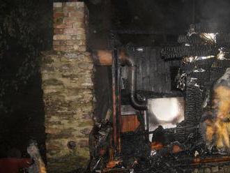 Tři proudy hasiči nasadili při hašení sauny v Říčkách, škoda byla odhadnuta na 20 tisíc korun