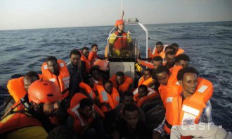 Francúzsky minister: Z pobrežia Líbye chce ísť do Európy 800.000 ľudí