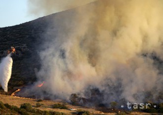 Desiatky hasičov zápasia južne od Atén s veľkým lesným požiarom