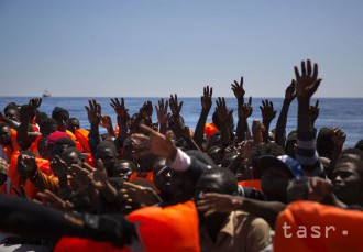Väčšina mimovládok zachraňujúcich migrantov na mori odmietla kódex