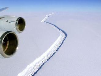 Od Antarktídy sa odlomila jedna z najväčších más ľadu