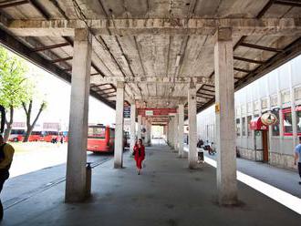 Dočasnú stanicu na Nivách stavajú bez povolenia, tvrdí Staré Mesto