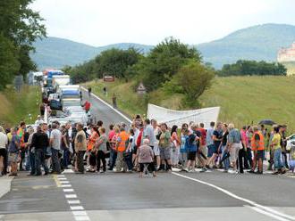 Gemerčania zablokovali dopravu pod horským priechodom Soroška