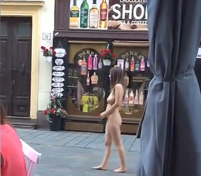 Ondrej zobral rodičov v Bratislave na drink: VIDEO úplne nahá kráska v centre ohromila ľudí