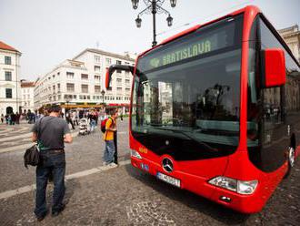 Pre opravu cesty na Tomášikovej ulici v Bratislave presmerovali autobusy MHD