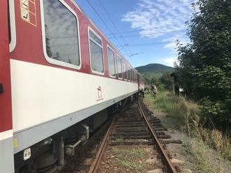 PRÁVE TERAZ: Kuriózna nehoda na železnici: Vlak neďaleko Žarnovice doslova roztrhlo!